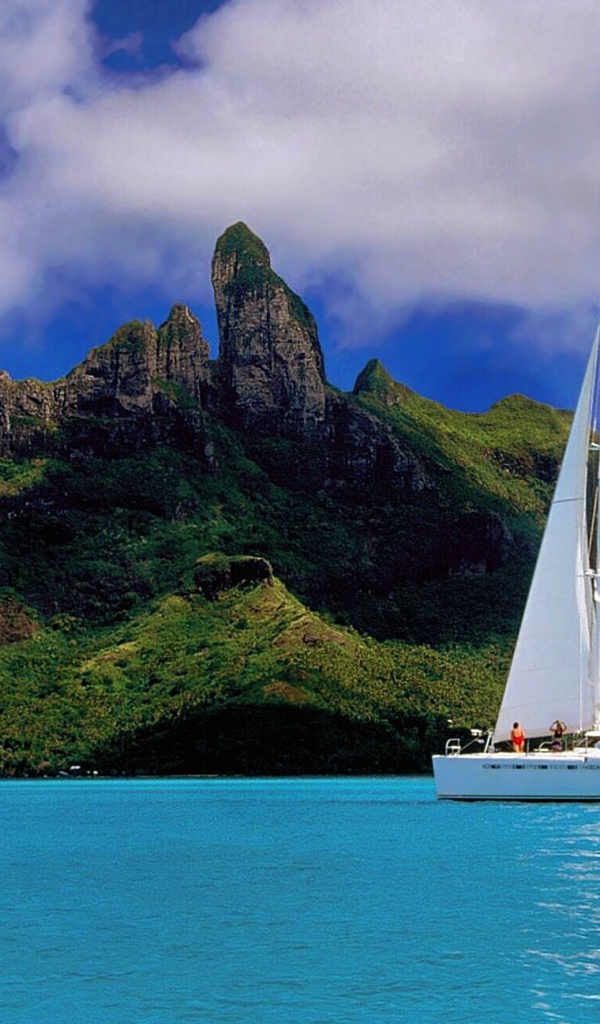 Небольшой парусник у острова