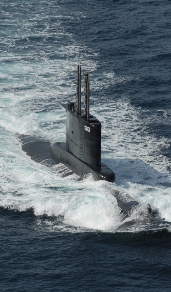 Подводная лодка в море