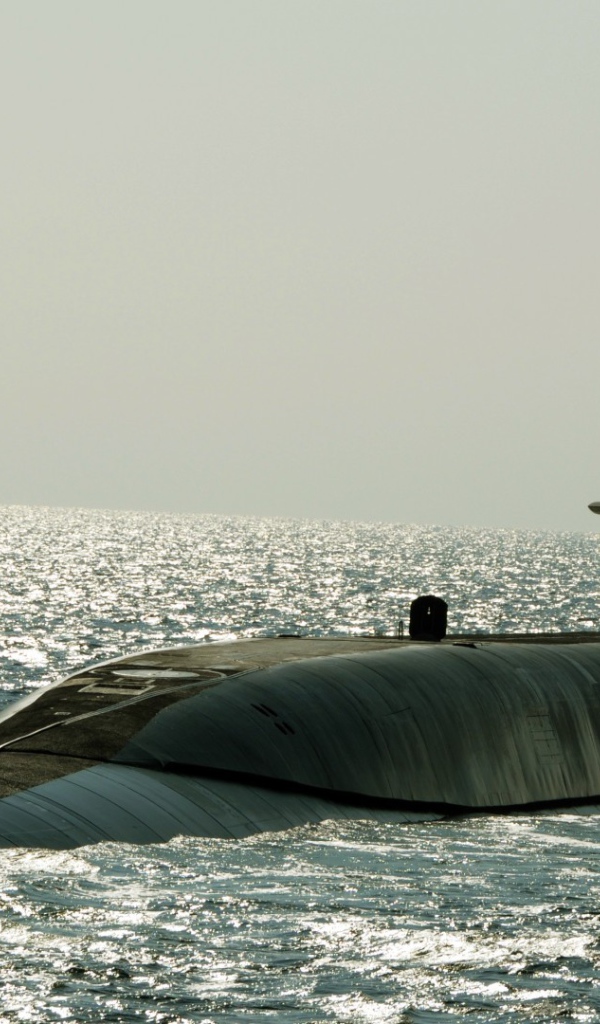 Подводная лодка в открытом море