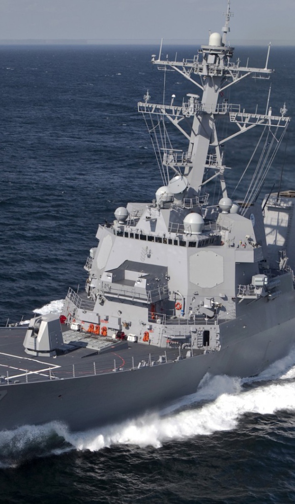 Разворот корабля в море