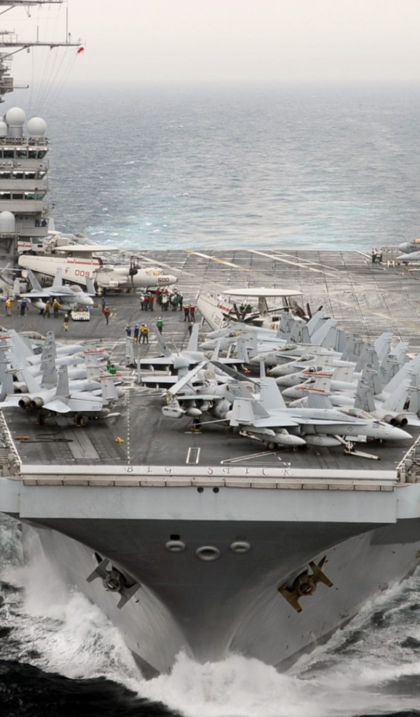 Американский авианосец в море