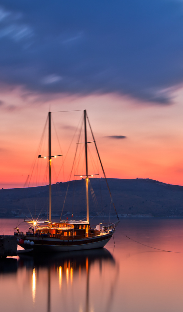 Яхта вечером у причала