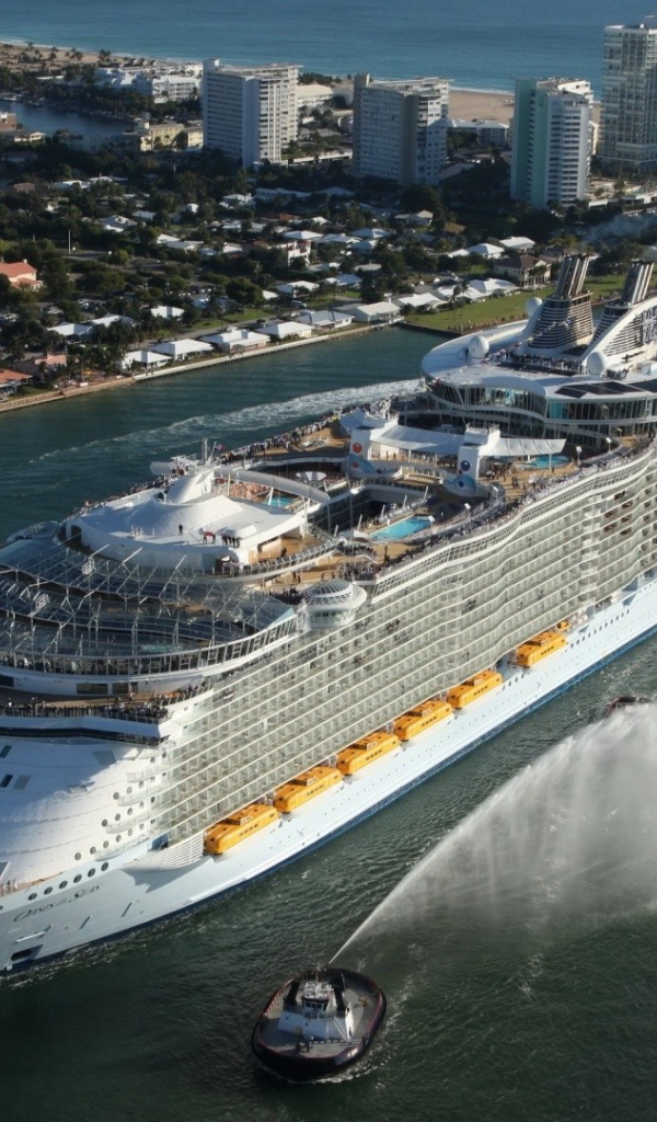 Круизный лайнер прибыл в порт