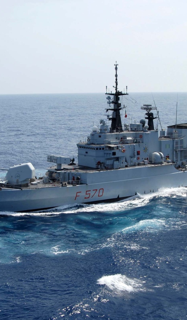 Боевой корабль в море