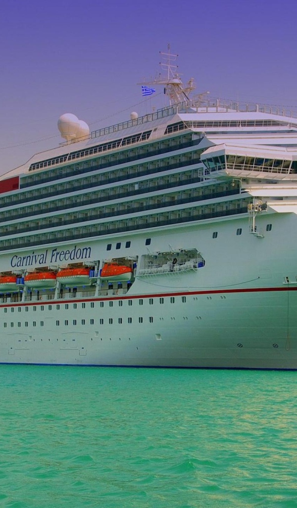 Круизный корабль на причале