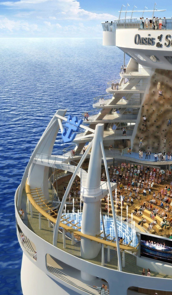 Круизный корабль в море