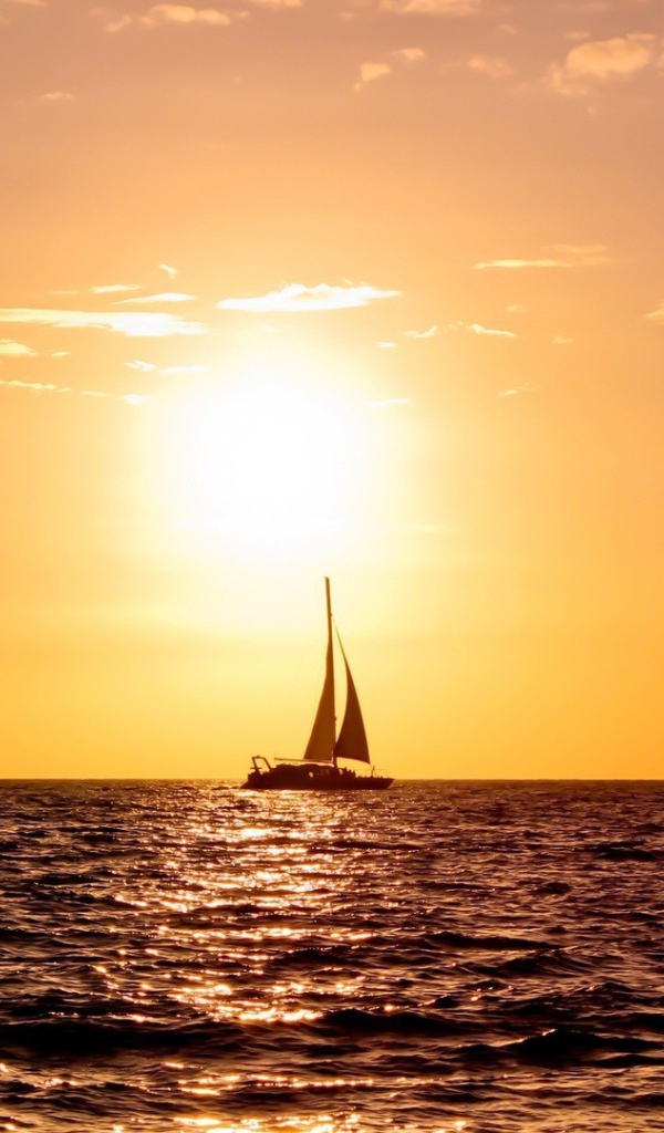 Парусник в море