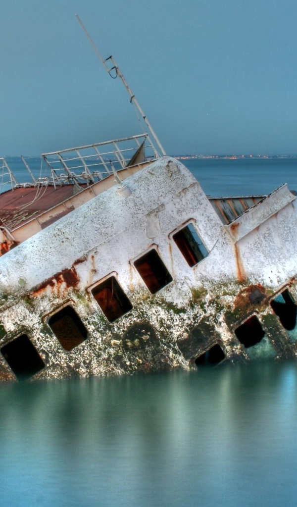 Затонувший морской корабль