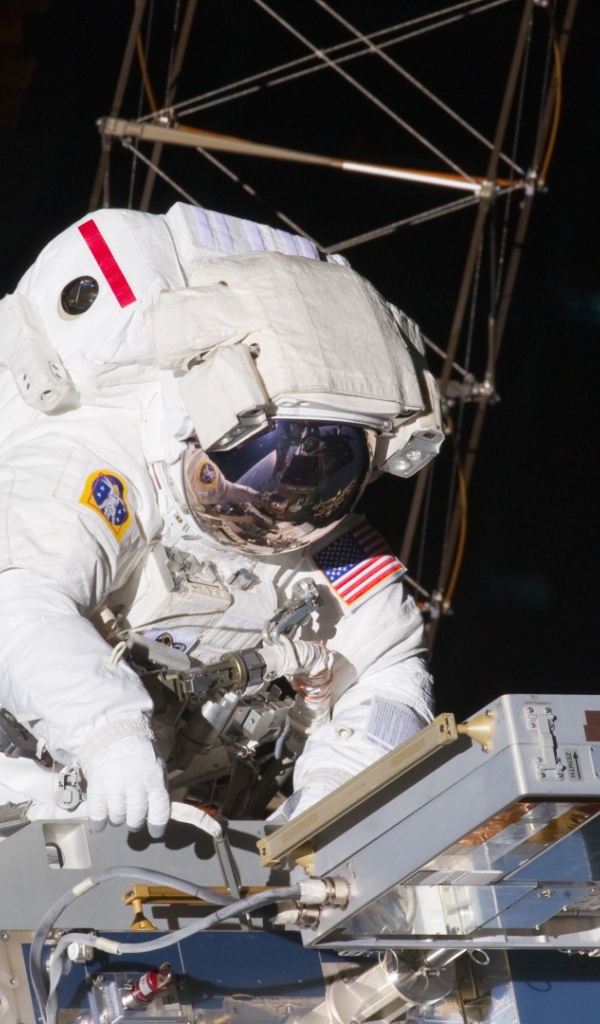 Астронавт в открытом космосе