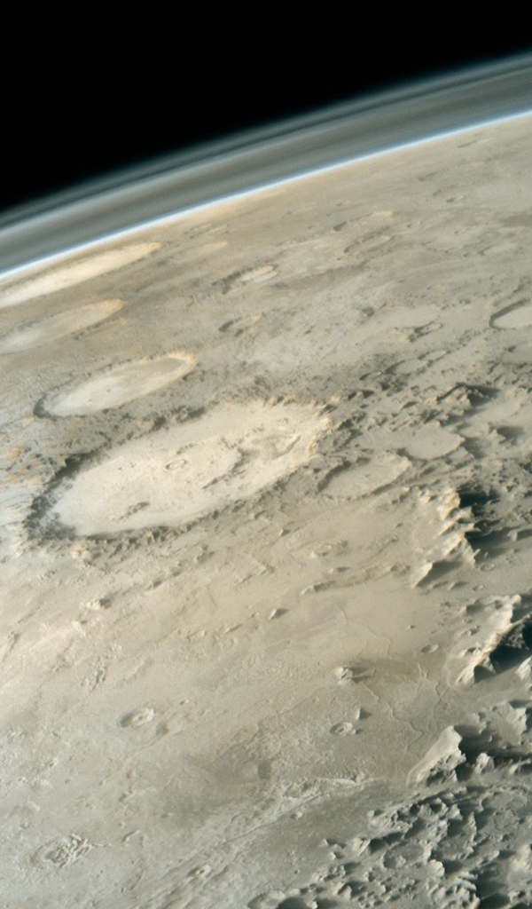 Изрытая кратерами поверхность