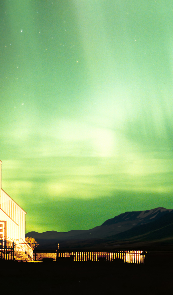 Северное сияние над костелом