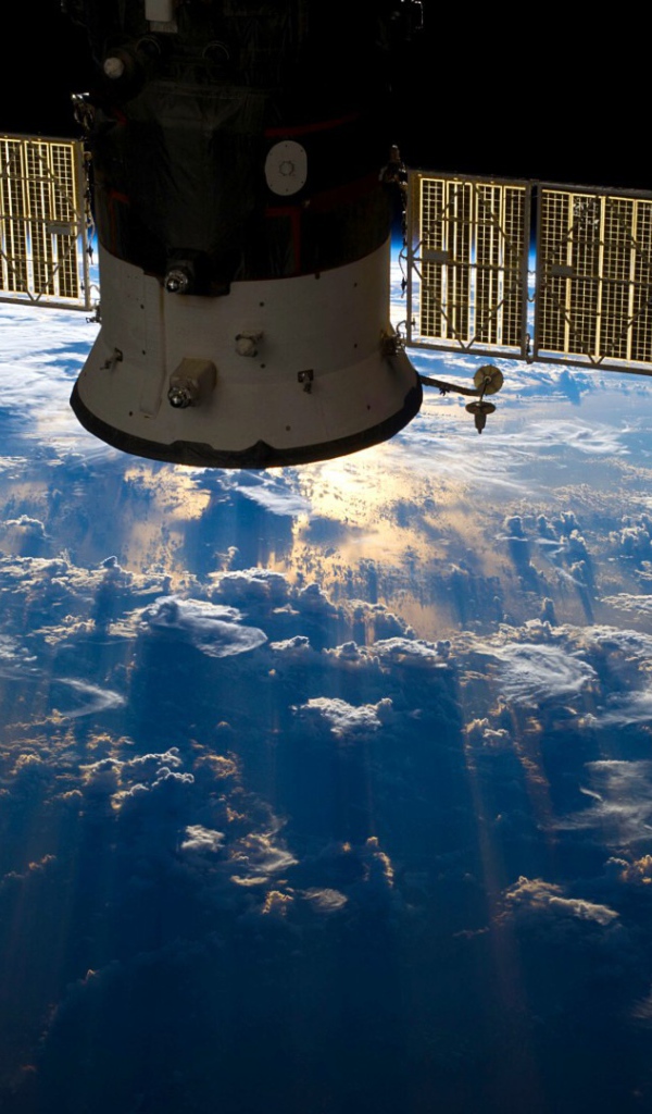 Спутник над планетой