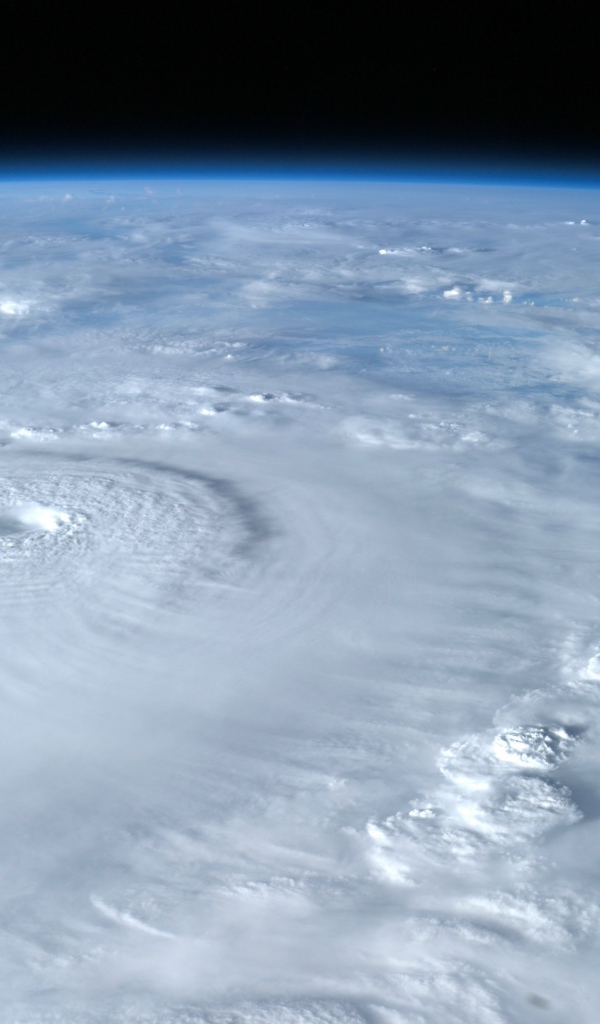 Вид на ураган из космоса