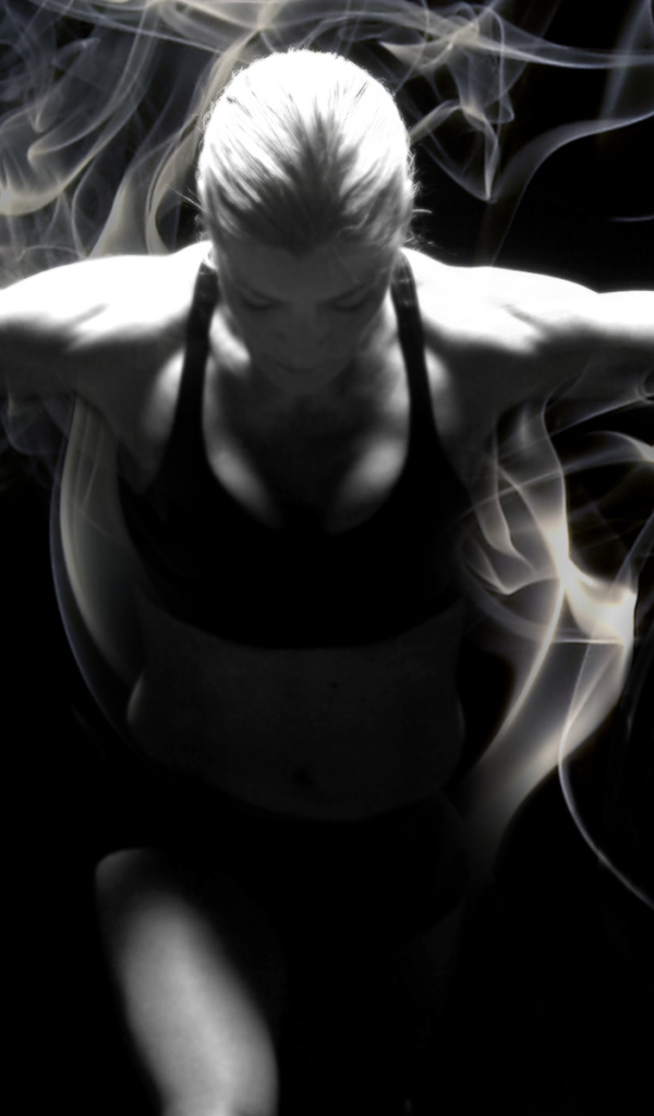 Спортсменка занимается фитнесом