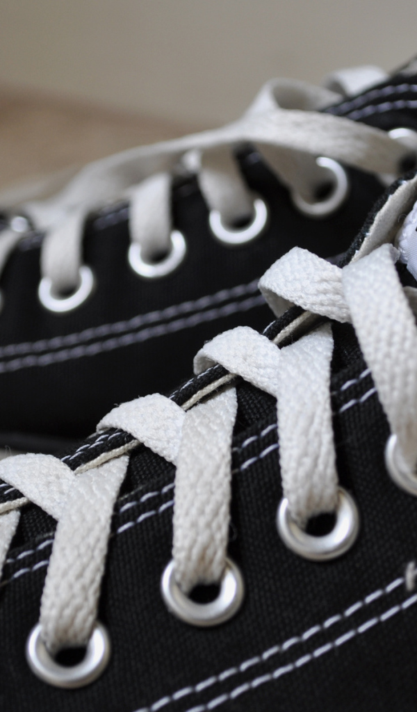 Фирменные черные кеды