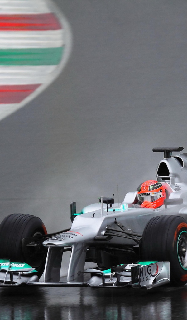 Болид на гоночной трассе