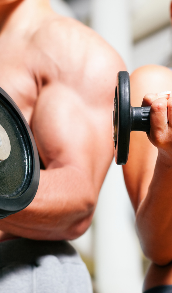 Пара занимается фитнесом