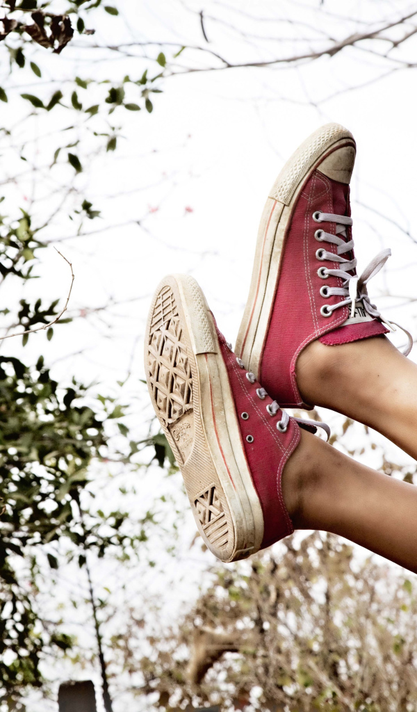 Ноги в кедах из окна