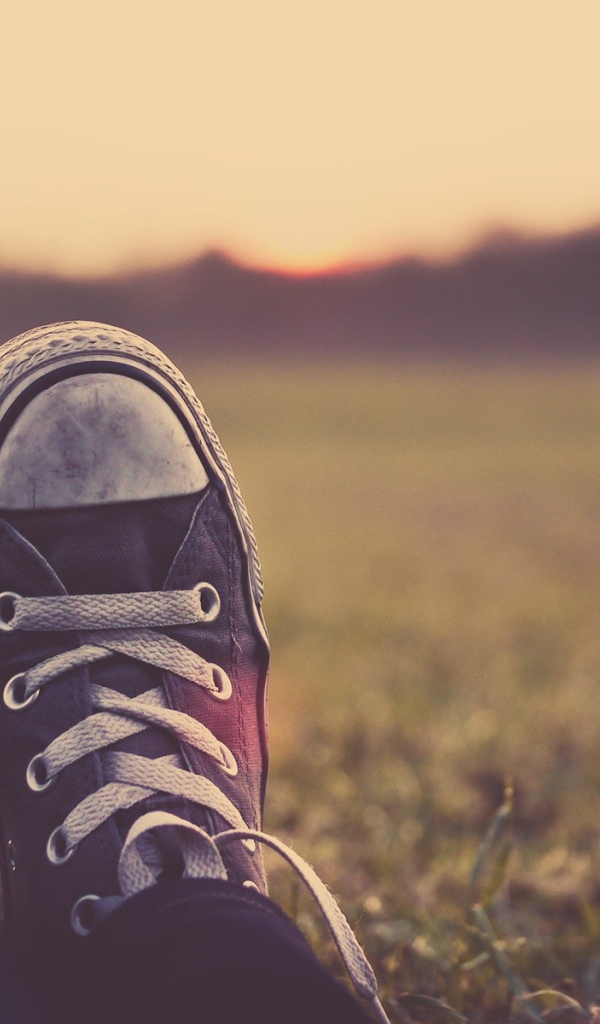 В кедах на фоне заката