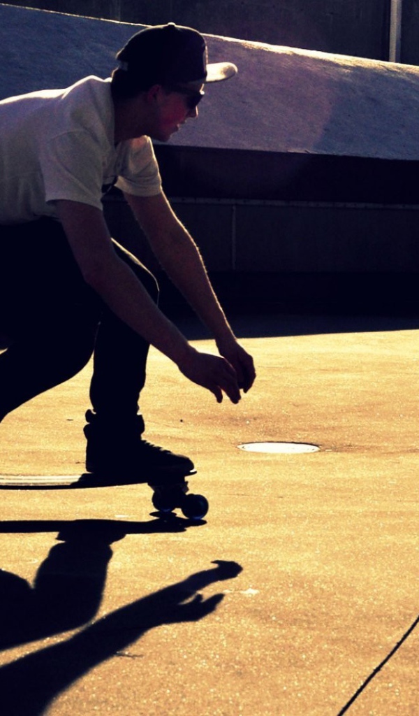 Человек катается на скейте