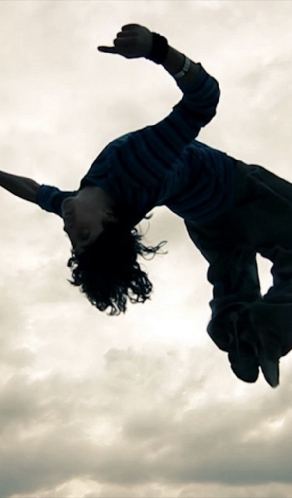 Паркурщик на фоне неба