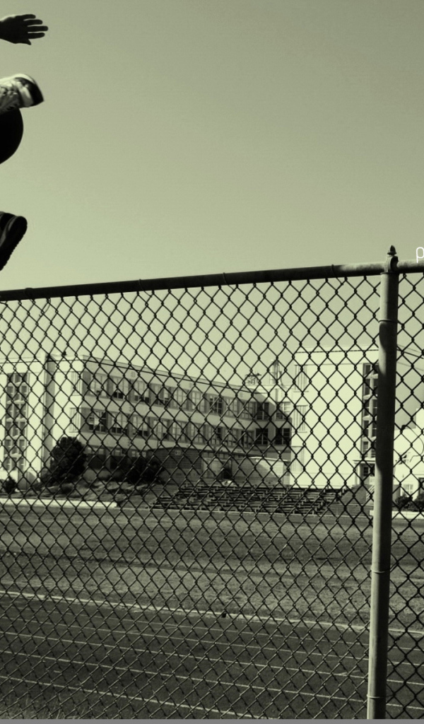 Паркурщик прыгает через забор