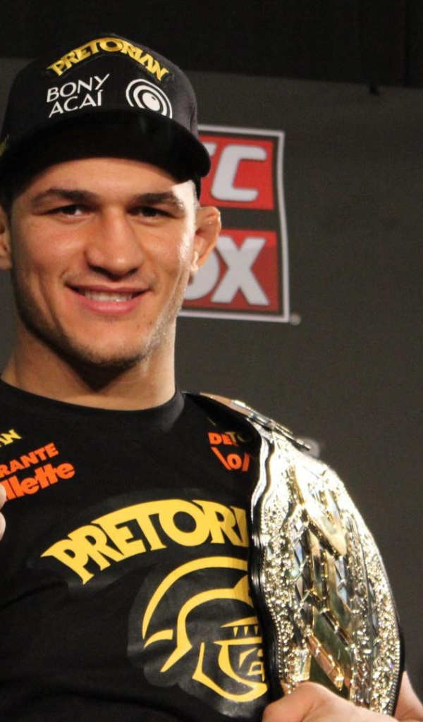 Популярный UFC боец Джуниор Дос Сантос