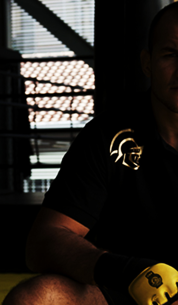 Популярный боец Джуниор Дос Сантос