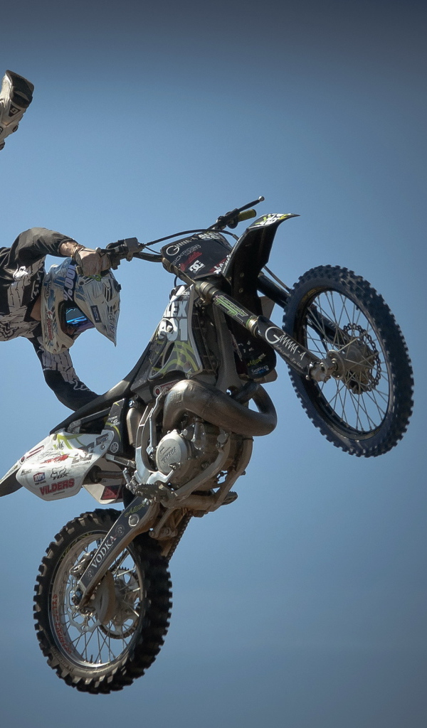 Рискованный прыжок с мотоциклом