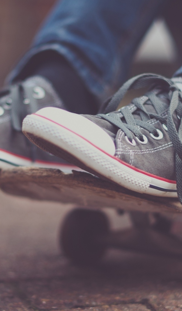 Скейтер в кедах