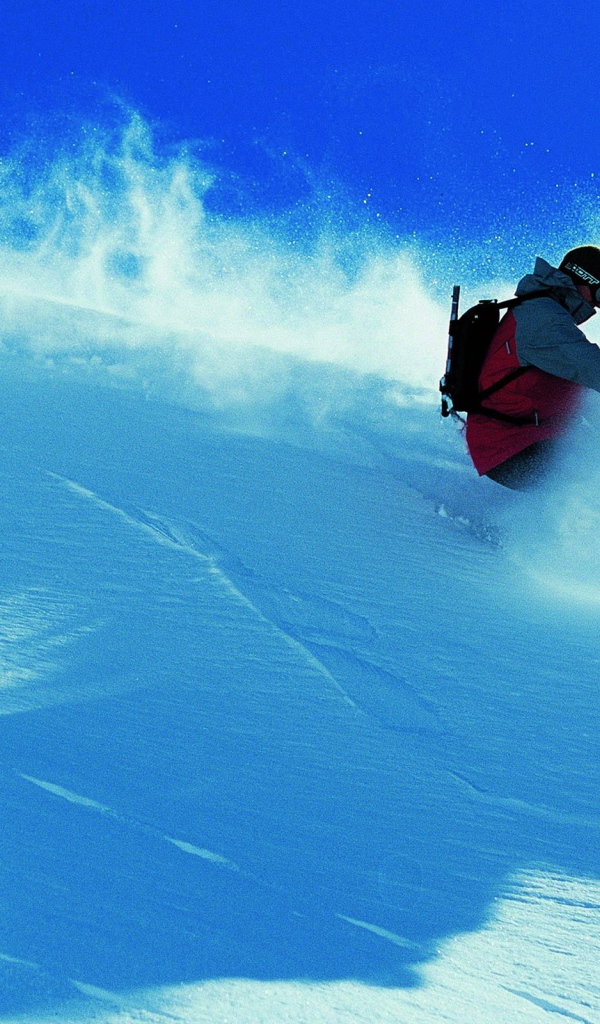 Сноубордист на спуске