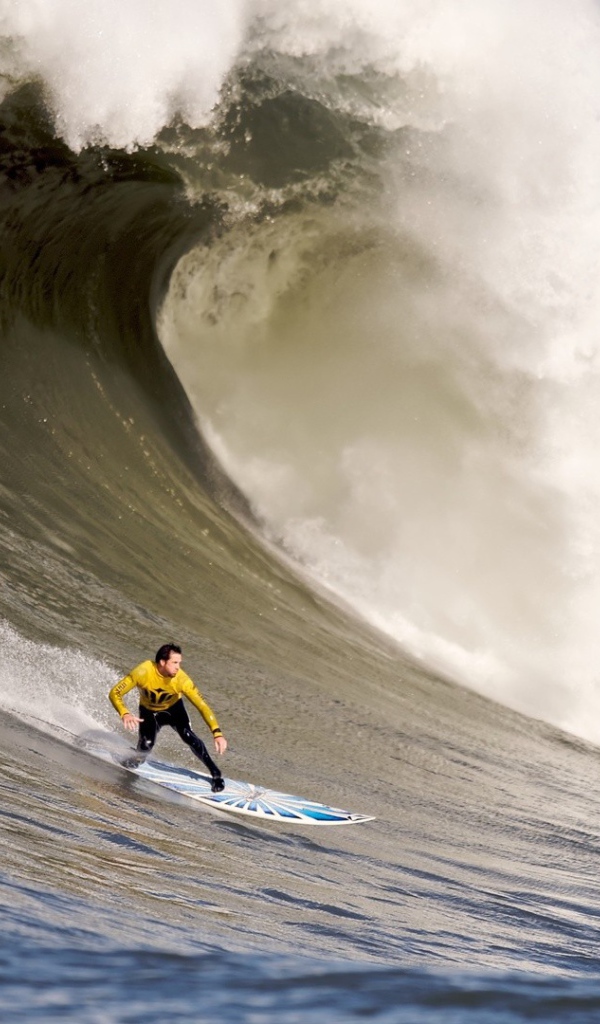 Серфинг на очень большой волне