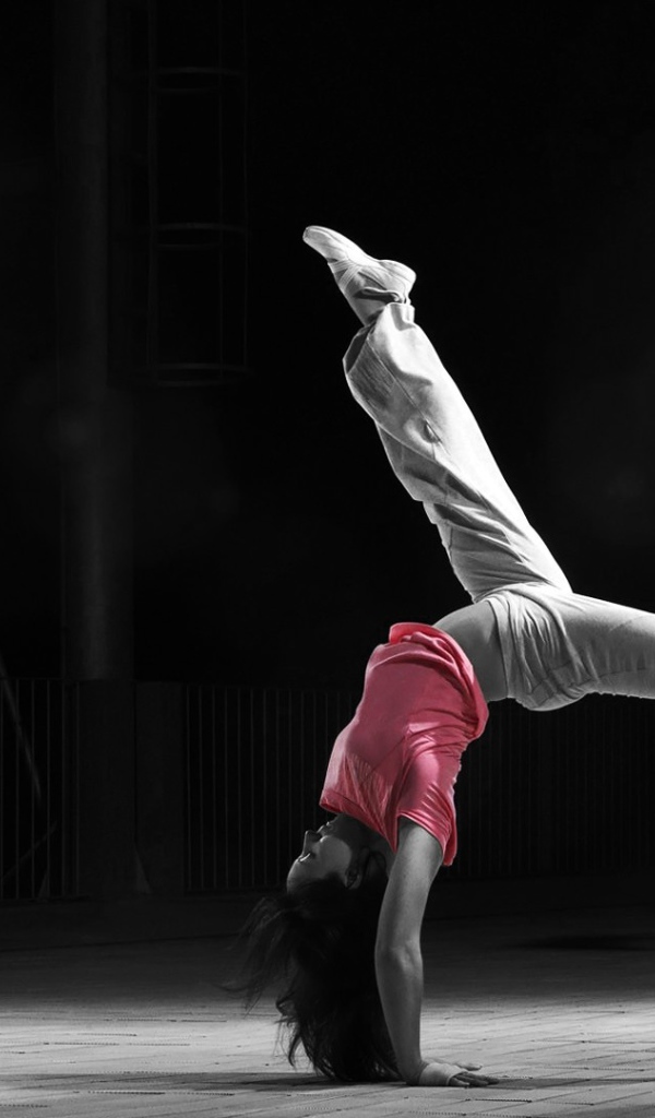 Девушка занимается фитнесом