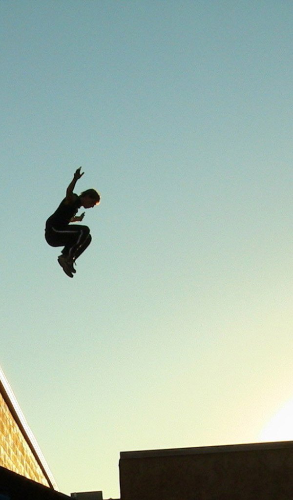 Прыжок с крыши в паркуре