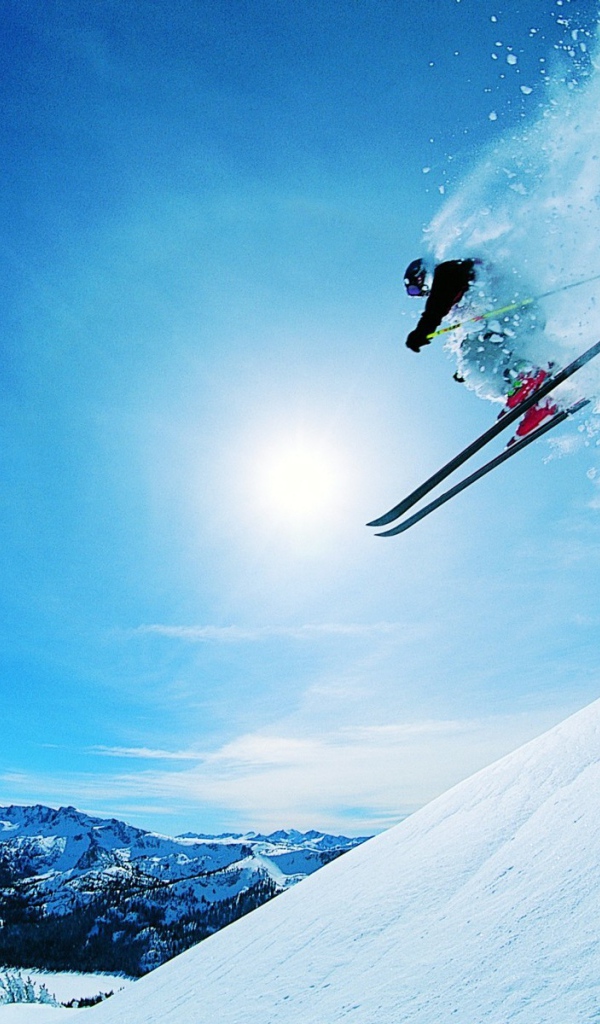 Лыжник в прыжке с горы