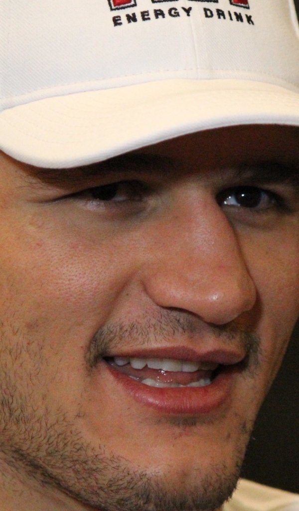 Известный UFC боец Джуниор Дос Сантос