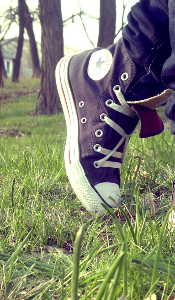 Прогулка в парке в кедах