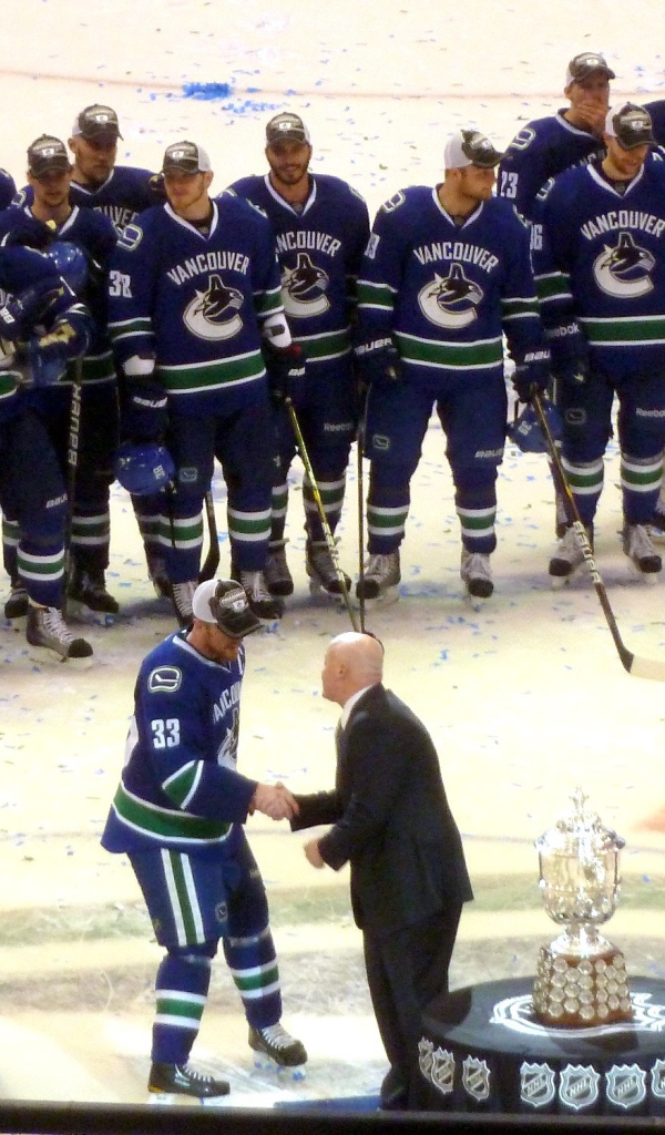 Лучший Хоккеист Ванкувера Хенрика Седина и его команда