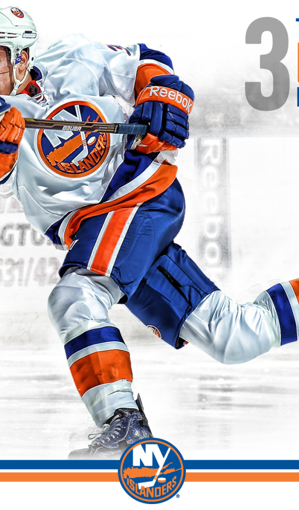 Хоккеист Джон Таварес забивает