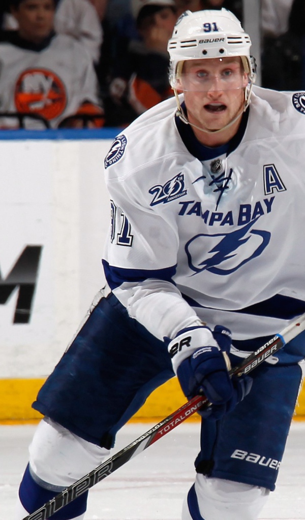 Хоккеист Стивен Стэмкос на льду