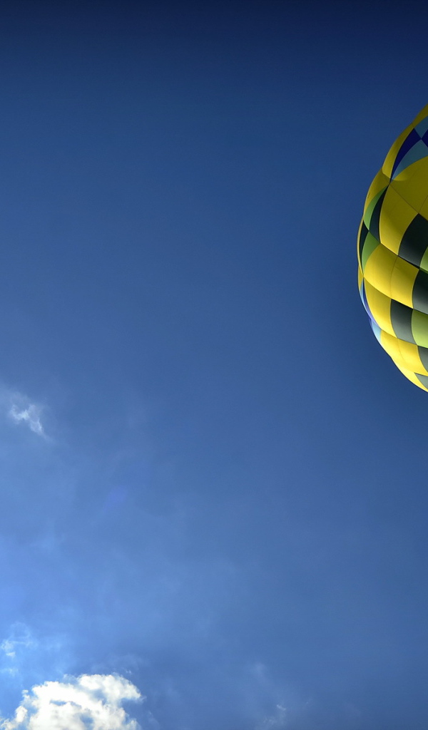 Воздушный шар в голубом небе