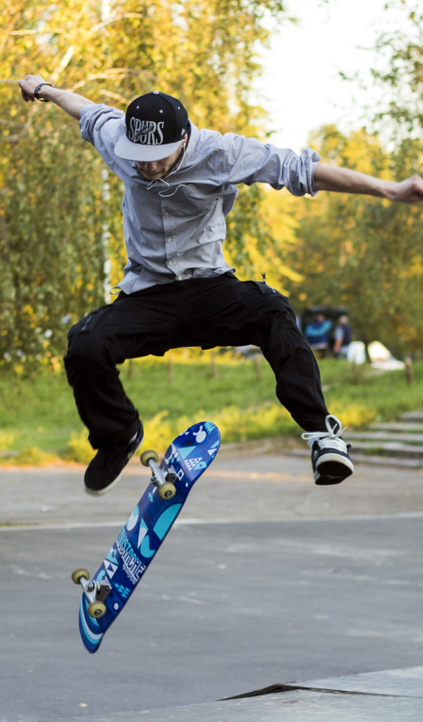 Прыжок в осеннем парке