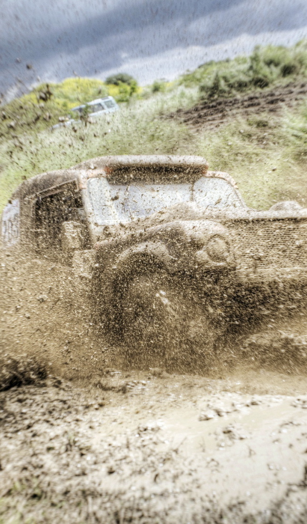 Автомобиль на кроссе