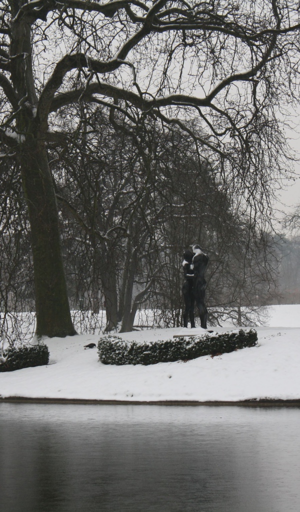 Снег в Париже в парке