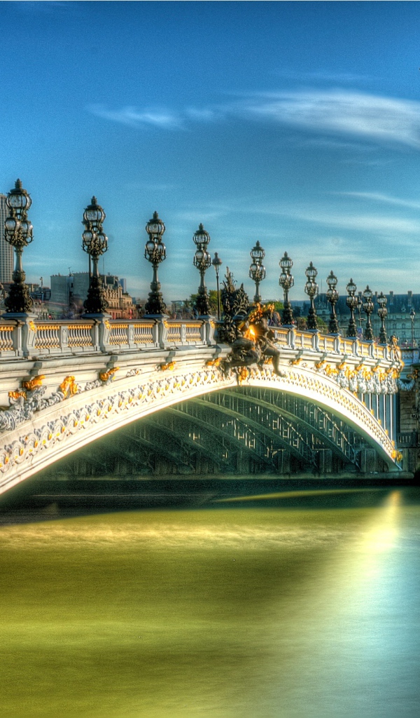 Мост через реку в Париже