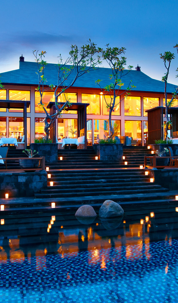 Вечерние огни отеля на Бали
