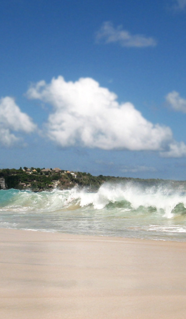 Волны прибоя на Бали