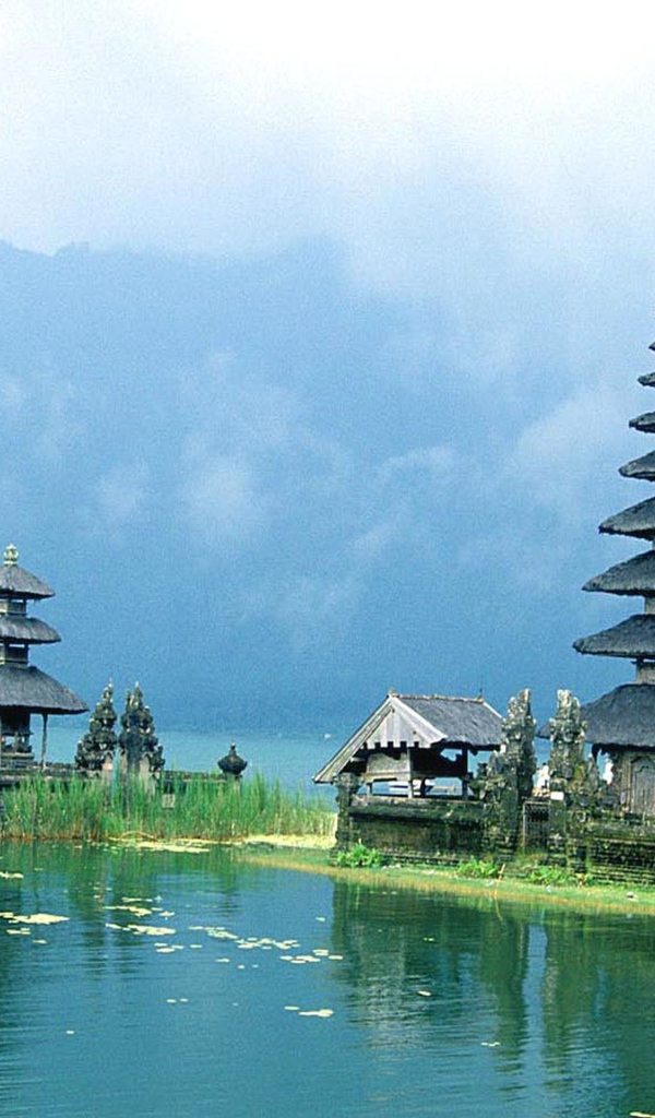 Храм среди воды на Бали