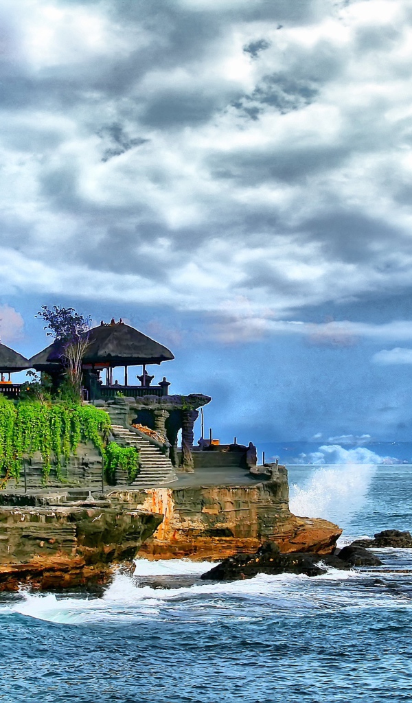 Храм на острове у берега Бали