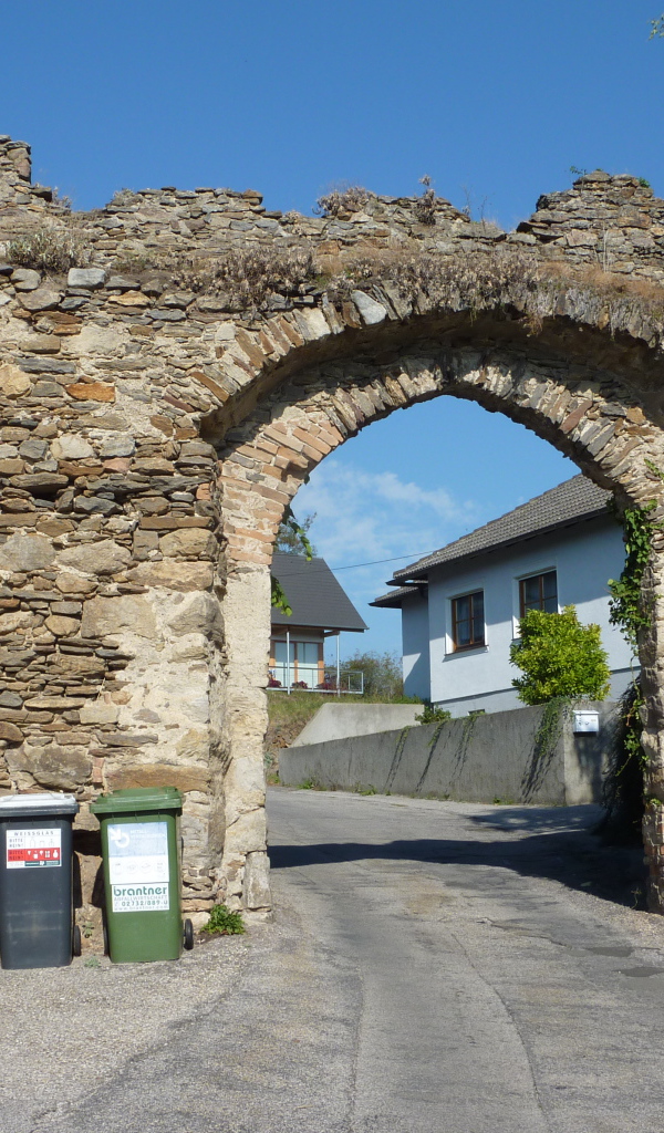 Старинная арка в городе Лэнгенфельд, Австрия